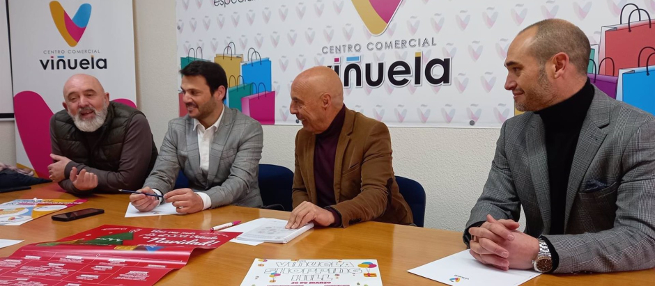 Hurtado (2º dcha.), en su reunión con representantes del CCA La Viñuela y Comercio Córdoba