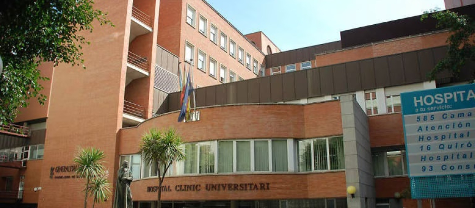 Fachada del hospital Clínico de Valencia, donde se encuentra ingresada la joven de 27 años embarazada.
