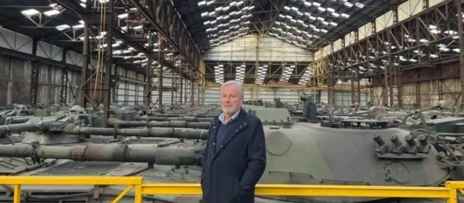 Freddy Versluys en su hangar con los 50 tanques Leopard I