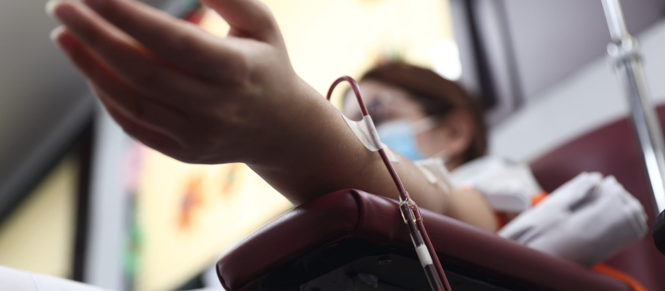 Una trabajadora sanitaria dona sangre durante el Día Mundial del Donante de Sangre 2022, en el Hospital de Getafe, a 14 de junio de 2022, en Getafe, Madrid (España). Como cada año, el 14 de junio se celebra el Día Mundial del Donante de Sangre, establecido con el fin de acrecentar la concienciación mundial sobre la necesidad de disponer de sangre así como mejorar y ampliar los programas de donación. La Comunidad de Madrid ha organizado la Semana de la Donación -desde el 13 hasta el próximo 19 de junio- para lograr un total de 7.000 aportaciones y reforzar las reservas de cara a las necesidades del verano.
14 JUNIO 2022;DONACION;SANGRE;GETAFE;MADRID
Eduardo Parra / Europa Press
(Foto de ARCHIVO)
14/6/2022