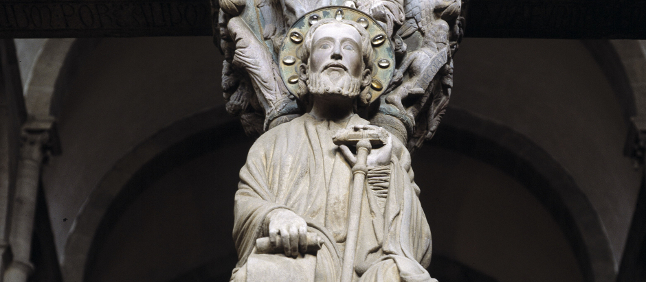 Imagen del apóstol Santiago en el parteluz del Pórtico de la Gloria
