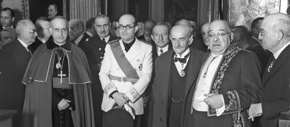 El ministro de Educación Nacional, José Ibañez Martín (c), acompañado por el obispo de Madrid-Alcalá, Leopoldo Eijo Garay (d), el presidente de la Academia de Bellas Artes