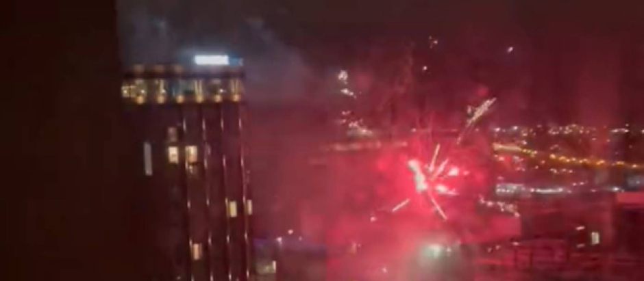 Fuegos artificiales cerca del hotel de concentración del Real Madrid en Liverpool