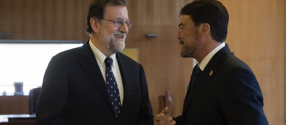 El expresidente del Gobierno Mariano Rajoy junto al alcalde de Alicante, Luis Barcala.