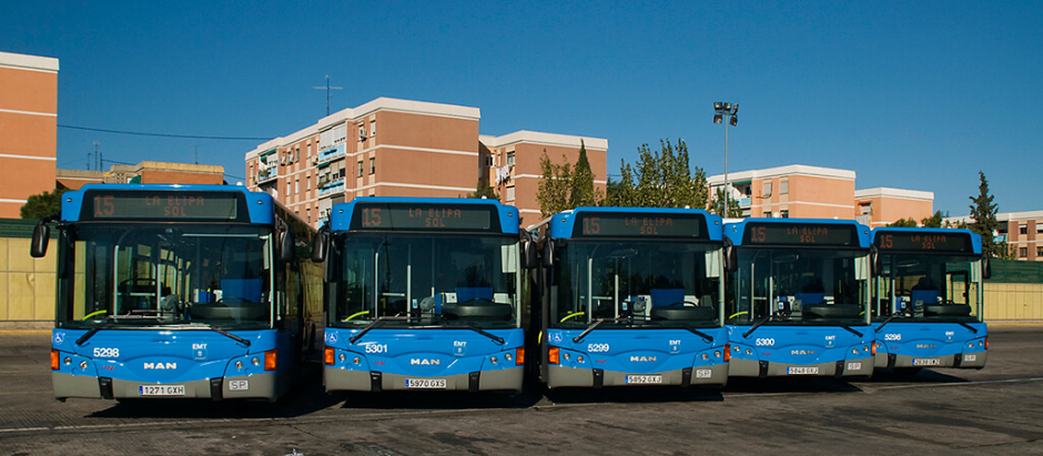 Varios autobuses de la EMT