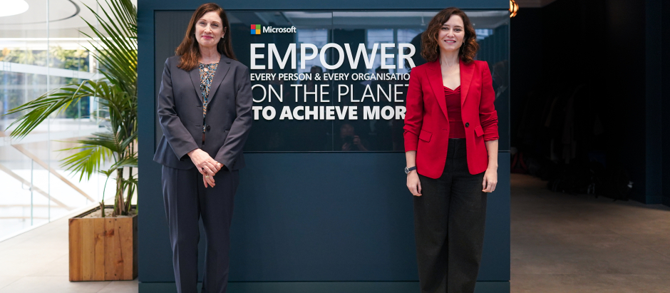 Isabel Díaz Ayuso junto a la vicepresidenta          en la sede de Microsoft en Londres