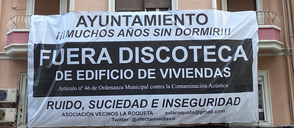 Pancarta puesta por la Asociación de Vecinos La Roqueta en la fachada de la discoteca Indiana de Valencia.