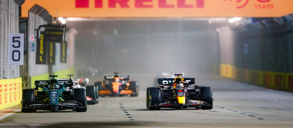 18 STROLL Lance (can), Aston Martin F1 Team AMR22, and 01 VERSTAPPEN Max (nld), Red Bull Racing RB18, action during the Singapore Formula One Grand Prix, at the Marina Bay City Circuit in Singapore, Sunday, Oct.2, 2022.