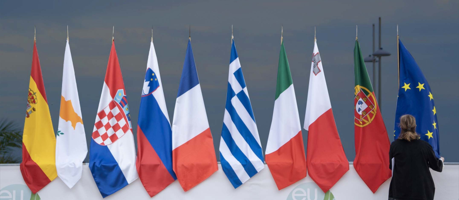 Banderas de varios países mediterráneos ondeando