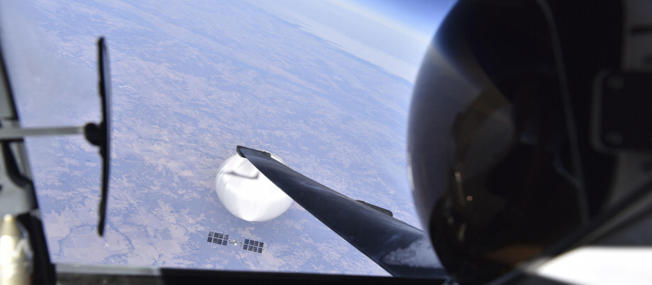 Un piloto de la Fuerza Aérea mientras mira hacia abajo al presunto globo de vigilancia chino