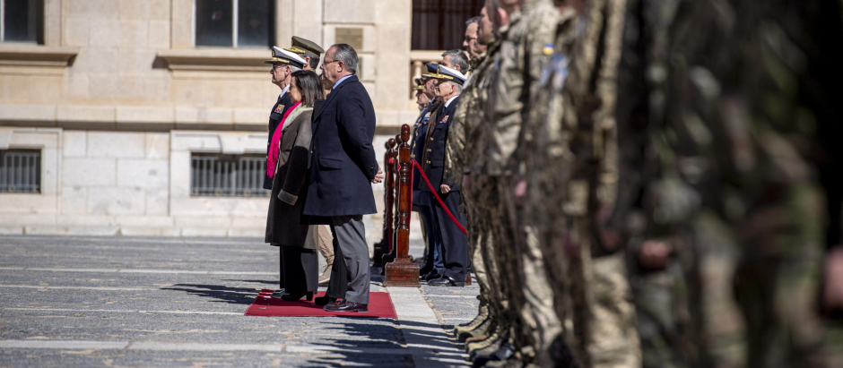 La ministra de Defensa, Margarita Robles, preside el acto en homenaje a los caídos en la guerra de Ucrania este viernes en la Academia de Infantería de Toledo. EFE/ Ismael Herrero