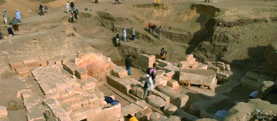 Tumba 14, en la Necrópolis Alta, en pleno proceso de trabajo arqueológico