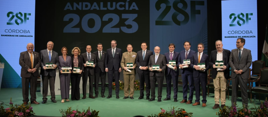 La Junta premia con las Banderas de Andalucía la excelencia y el compromiso con Córdoba de los galardonados