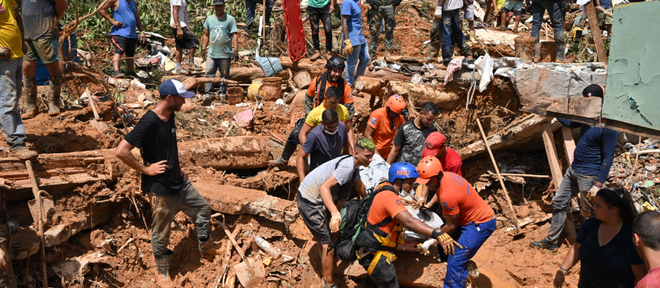 Los servicios de rescate actúan para salvar a las personas atrapadas bajo los escombros
