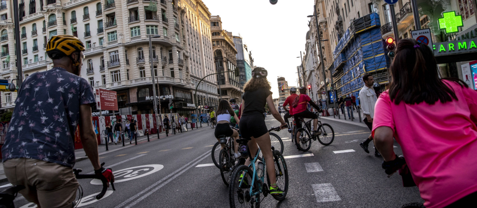 Ciclistas recorren la Gran Vía de Madrid