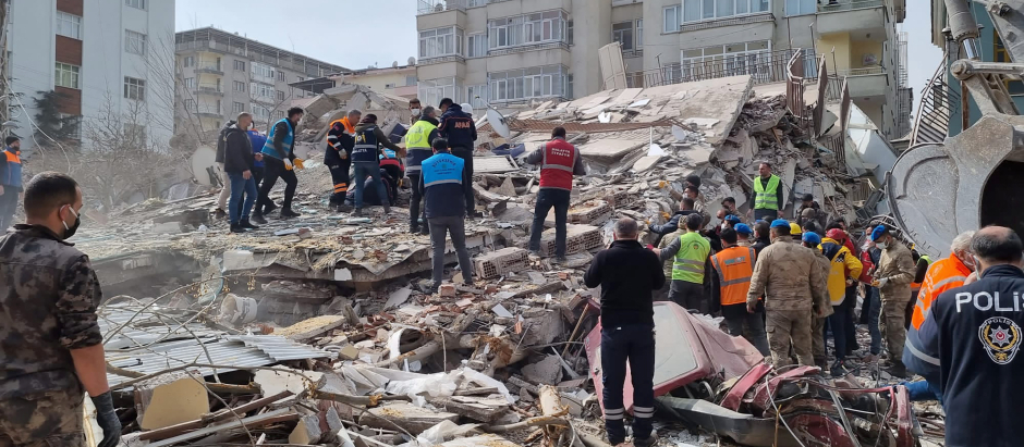 Los servicios de emergencia rescatan a personas que quedaron atrapadas bajo los escombros