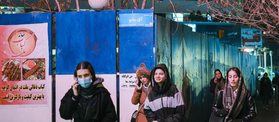 Un grupo de jóvenes camina por Teherán, Irán