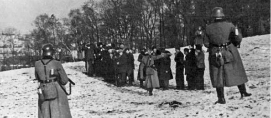 Soldados alemanes escoltando el traslado de ciudadanos polacos en la Segunda Guerra Mundial