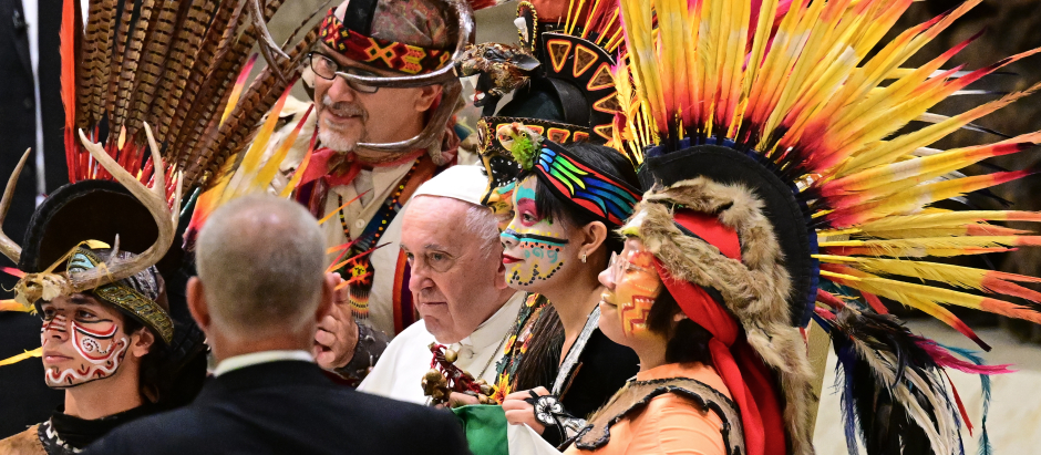 El Papa Francisco, acompañado de indígenas mexicanos en una audiencia general en el Vaticano