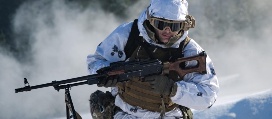 Soldado ucraniano de la 71a Brigada Jaeger combatiendo en pleno invierno