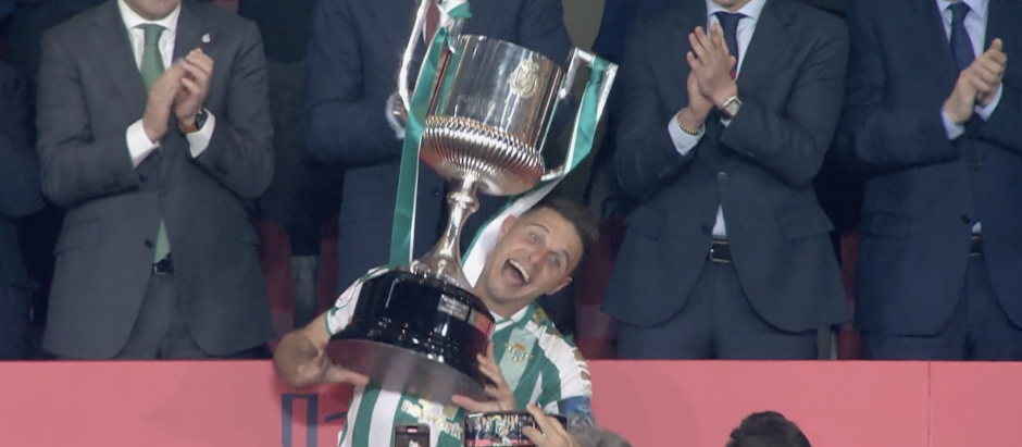 Joaquín levanta la Copa del Rey del 2022, en La Cartuja, tras vencer al Valencia