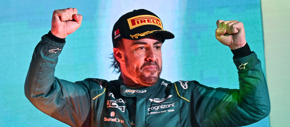 Fernando Alonso celebra la tercera posición en el podio del Gran Premio de Baréin.