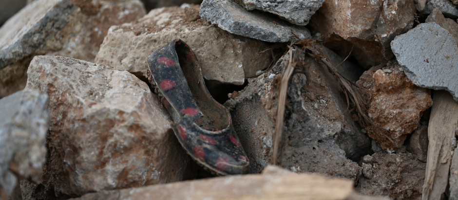 Una foto muestra el zapato de la hija de la residente Sennur Sutdelisi, que murió en el terremoto junto con su hermana y su padre
