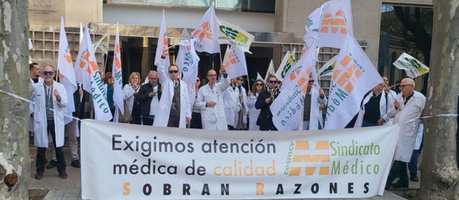 Imagen de los médicos del CESM-CV en huelga, protestando contra las políticas de la Consejería de Sanidad