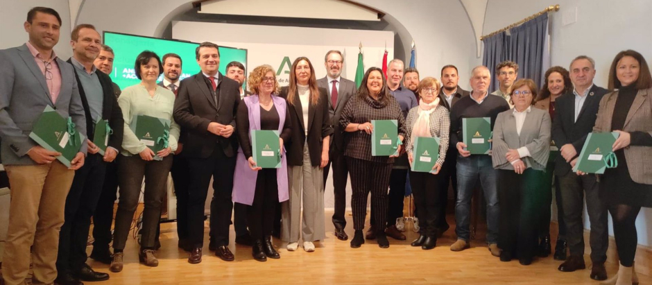 Loles López (centro), con alcaldes y otras autoridades de Córdoba, en la entrega de las subvenciones de 'Andalucía +Accesible' y 'Corresponsables'.