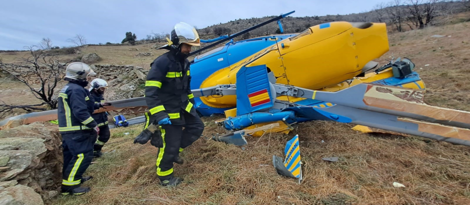 Bomberos en labores de rescate en el helicóptero
