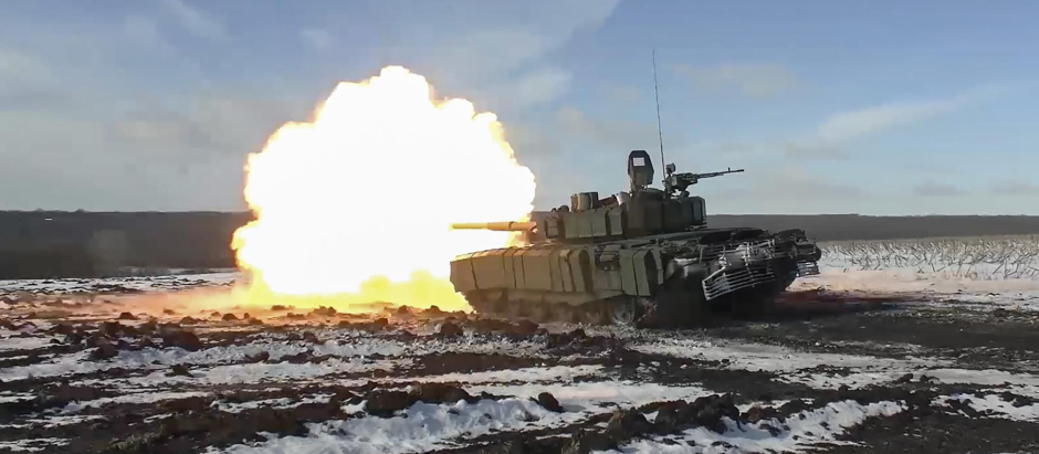 Tanque de batalla ruso T-90 disparando contra un lugar no revelado en la región de Donetsk, Ucrania