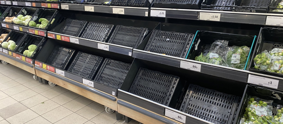 Estantes vacíos en un supermercado de Coventry, Inglaterra
