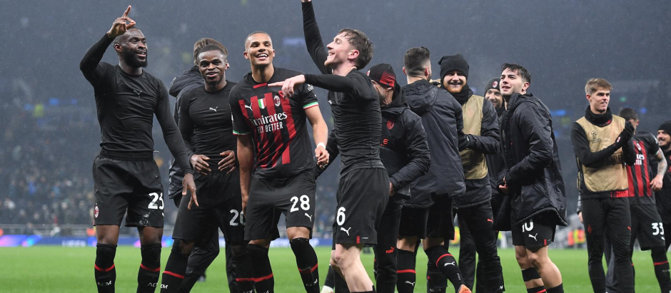 Los jugadores del Milan celebran pase a cuartos de final de la Champions