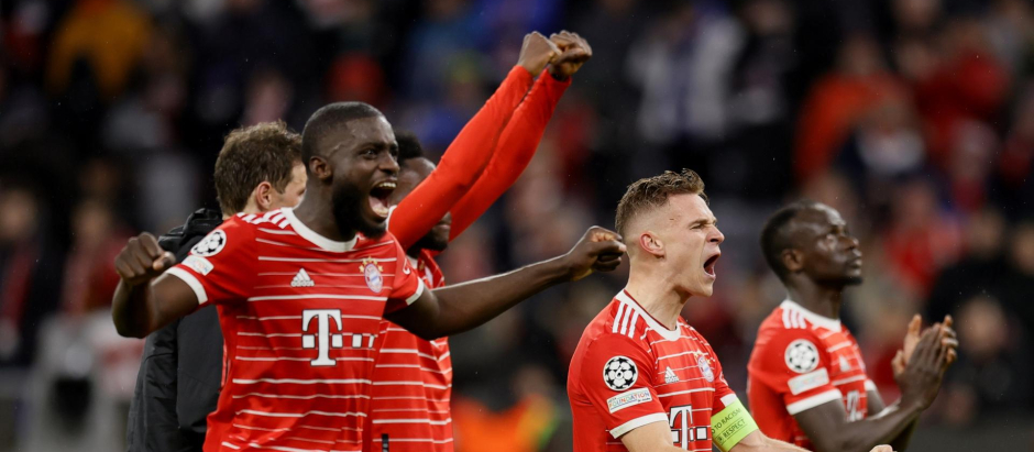 Los jugadores del Bayern celebran su victoria ante el PSG