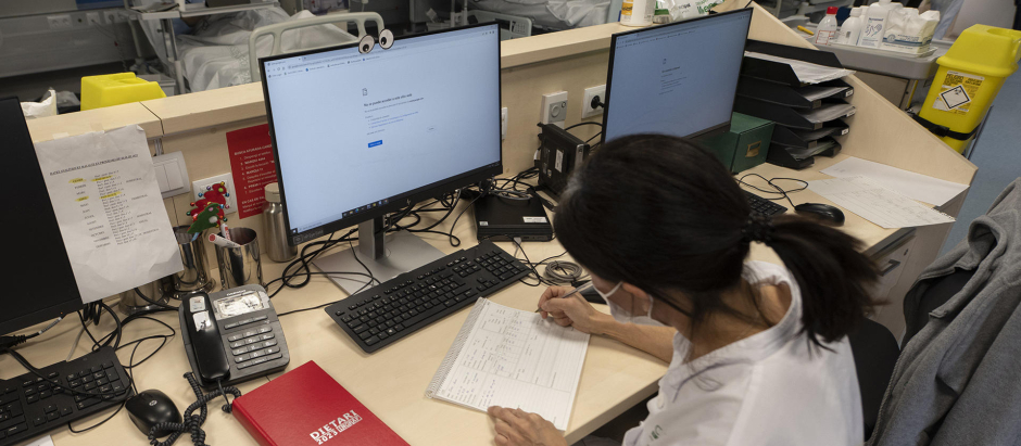 Una sanitaria del Hospital Clínic de Barcelona trabaja tomando notas a mano este lunes después del ciberataque