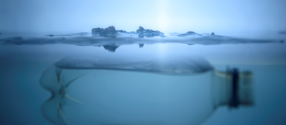 Una botella de plástico flota debajo de una capa de hielo en Finlandia
