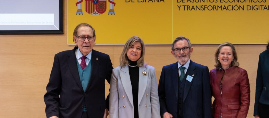 Ramón Tamames y Nadia Calviño en la entrega de la Medalla de la ATCEE el pasado 30 de noviembre