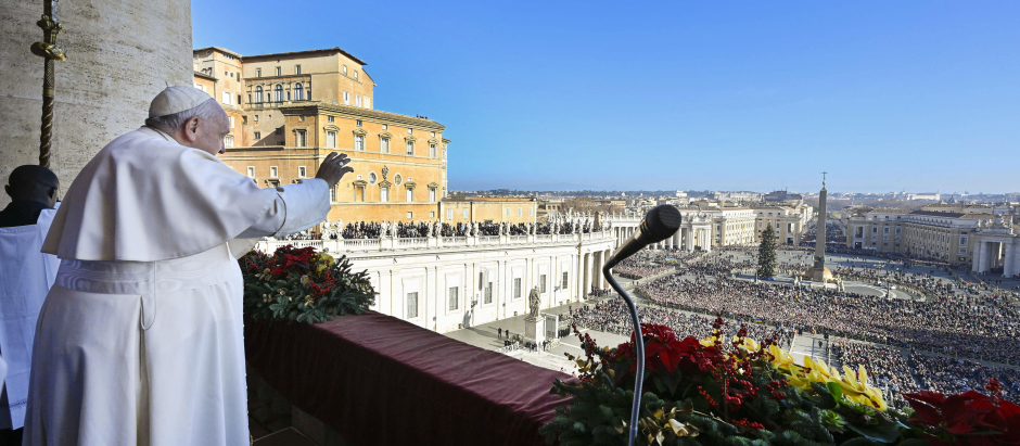 Pope Francis delivers his Christmas Urbi et Orbi blessing message (to the city and to the world) from the central balcony of St Peter s Basilica at the Vatican on December 25, 2022.