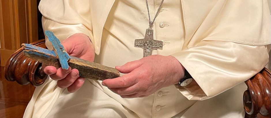 El Papa, con la cruz de madera en sus manos