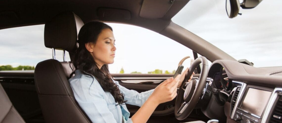 La utilización del teléfono en el coche multiplica por cuatro el riesgo de accidente