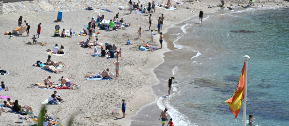 Varias personas toman el sol y se bañan en la playa aprovechando las altas temperatura este 11 de marzo