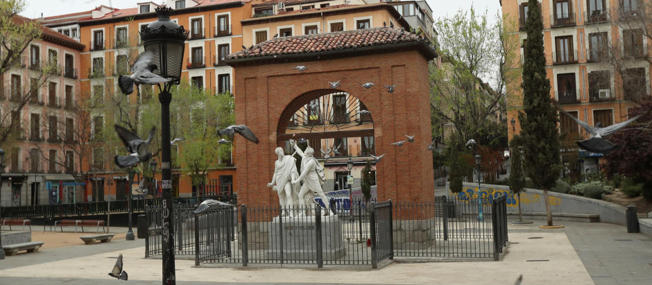 La céntrica Plaza de Dos de Mayo donde habitualmente coexisten ciudadanos y palomas, habitada únicamente por las aves