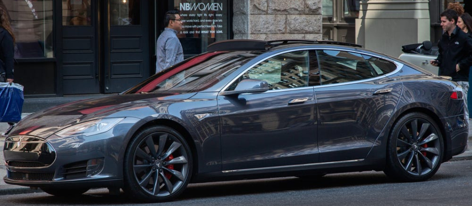 Imagen de un Tesla robado que fue recuperado al quedarse sin batería