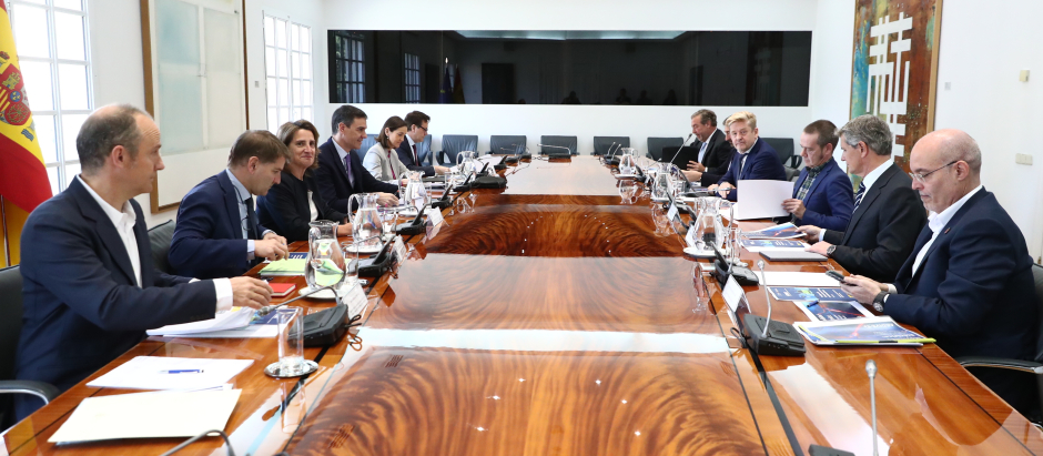 Los presidentes de Anfac y Sernauto con Pedro Sánchez y la Ministra de Industria