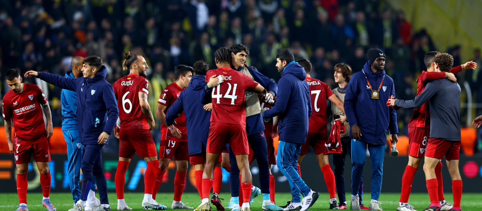 Los jugadores del Sevilla celebran el pase a cuartos de final de la Europa League