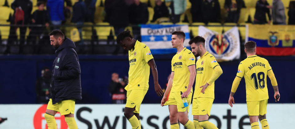 Los jugadores del Villarreal tras el encuentro correspondiente a la vuelta de los octavos de final de la Liga de Conferencia que Villarreal y Anderlecht disputaron hoy jueves en el estadio de La Cerámica, en Villarreal. EFE/Domenech Castelló.