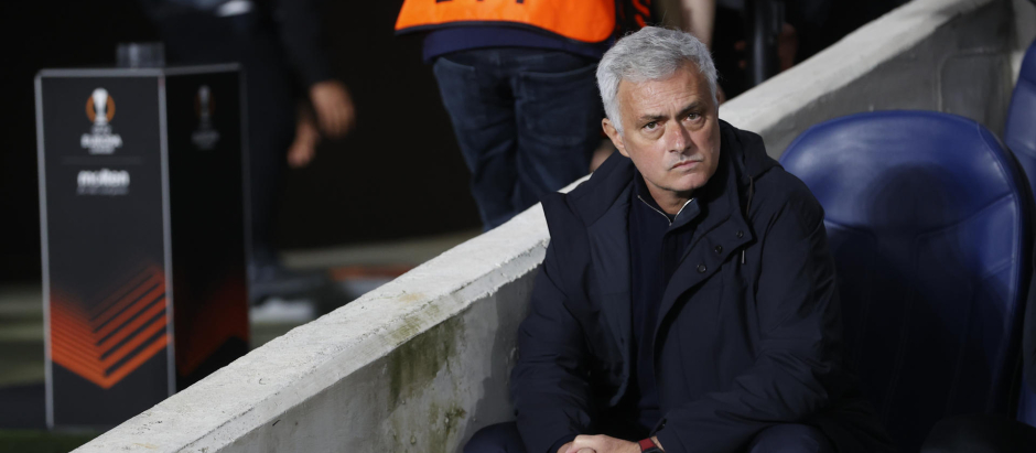 José Mourinho, en el banquillo del estadio de Anoeta