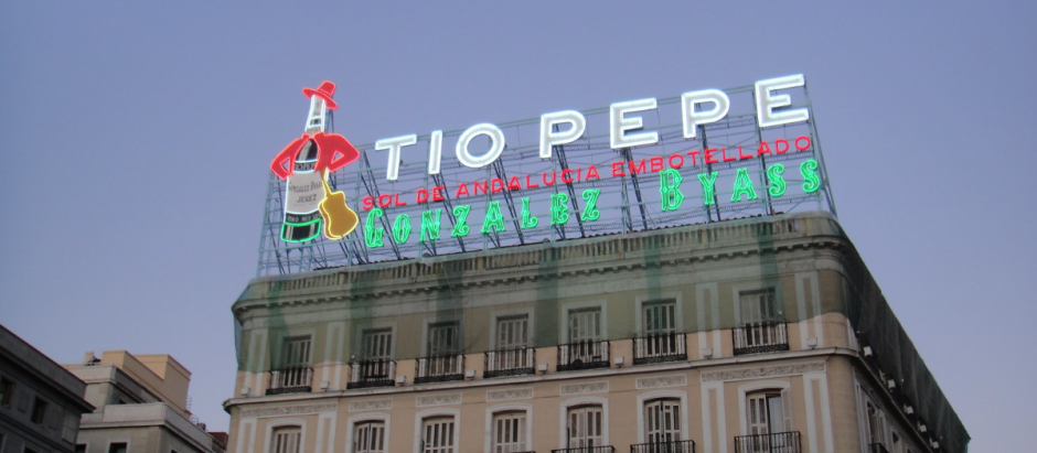 Figura y valla publicitaria de 'Tío Pepe' en la Puerta del Sol de Madrid