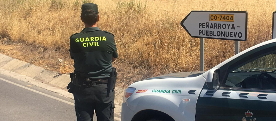 Un agente de la Guardia Civil en el puesto de Peñarroya-Pueblonuevo.