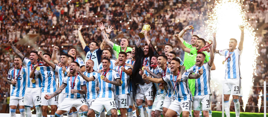 Los jugadores de Argentina levanta la Copa del Mundo conseguida en Qatar el pasado mes de diciembre